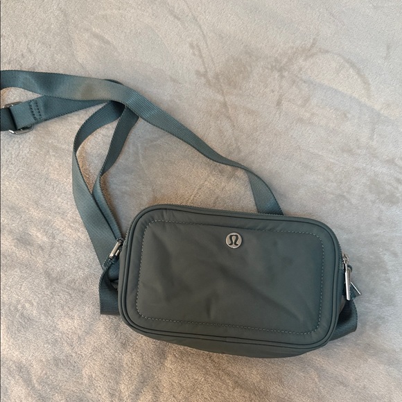 lululemon athletica Camera Crossbody Bag - Picture 1 of 5